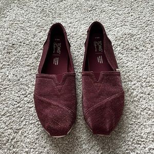 Toms Alpargata womens glimmer size 8.5 in burgundy with silver threading pattern